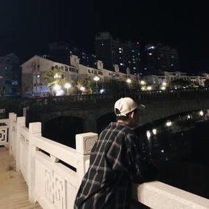 男生咬女生小头头照片真实
